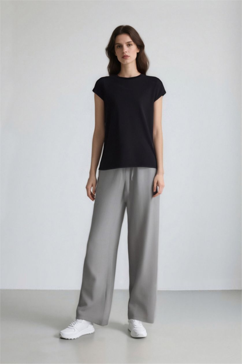 Woman Black Fitted Crew Neck Short Sleeve Black T-Shirt