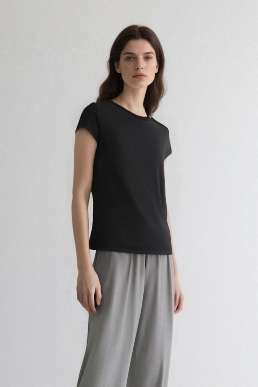 Woman Black Fitted Crew Neck Short Sleeve Black T-Shirt