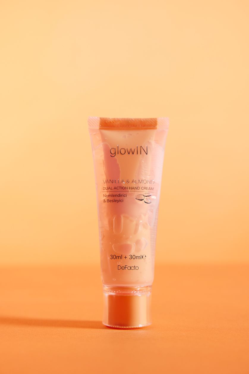 Kadın Somon GlowIN Vanilya ve Badem Özlü Nemlendirici El Kremi – Çift Etkili Besleyici & Onarıcı Formül (75ml)