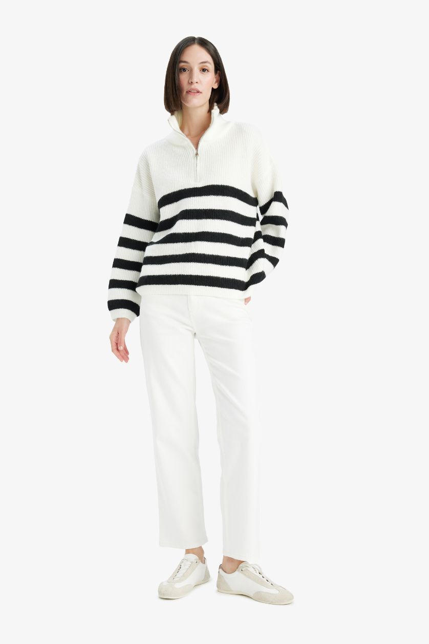 نساء بيج فاتح بلوز تريكو قصة مريحة وياخة عالية بسحاب