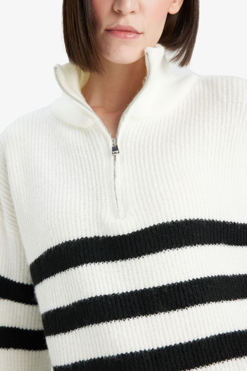 نساء بيج فاتح بلوز تريكو قصة مريحة وياخة عالية بسحاب