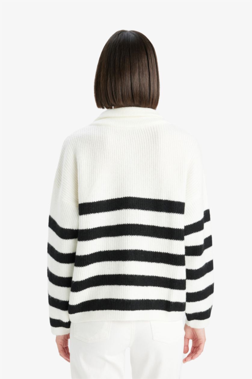 نساء بيج فاتح بلوز تريكو قصة مريحة وياخة عالية بسحاب