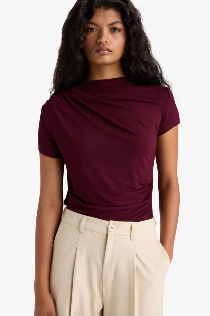 حريمي خمري تيشيرت نص كم سليم فيت بياقة عالية