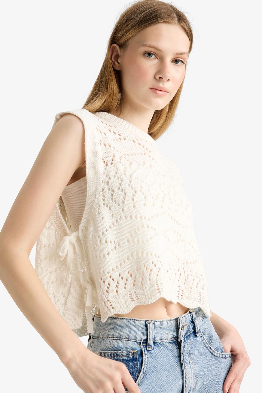 Woman White Slim Fit Crew Neck Side Tied Crochet Vest