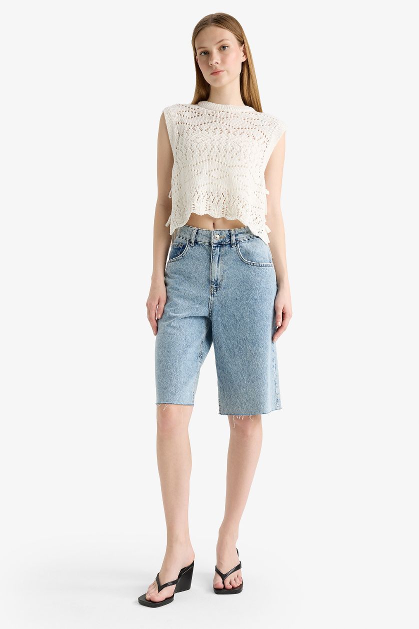 Woman White Slim Fit Crew Neck Side Tied Crochet Vest