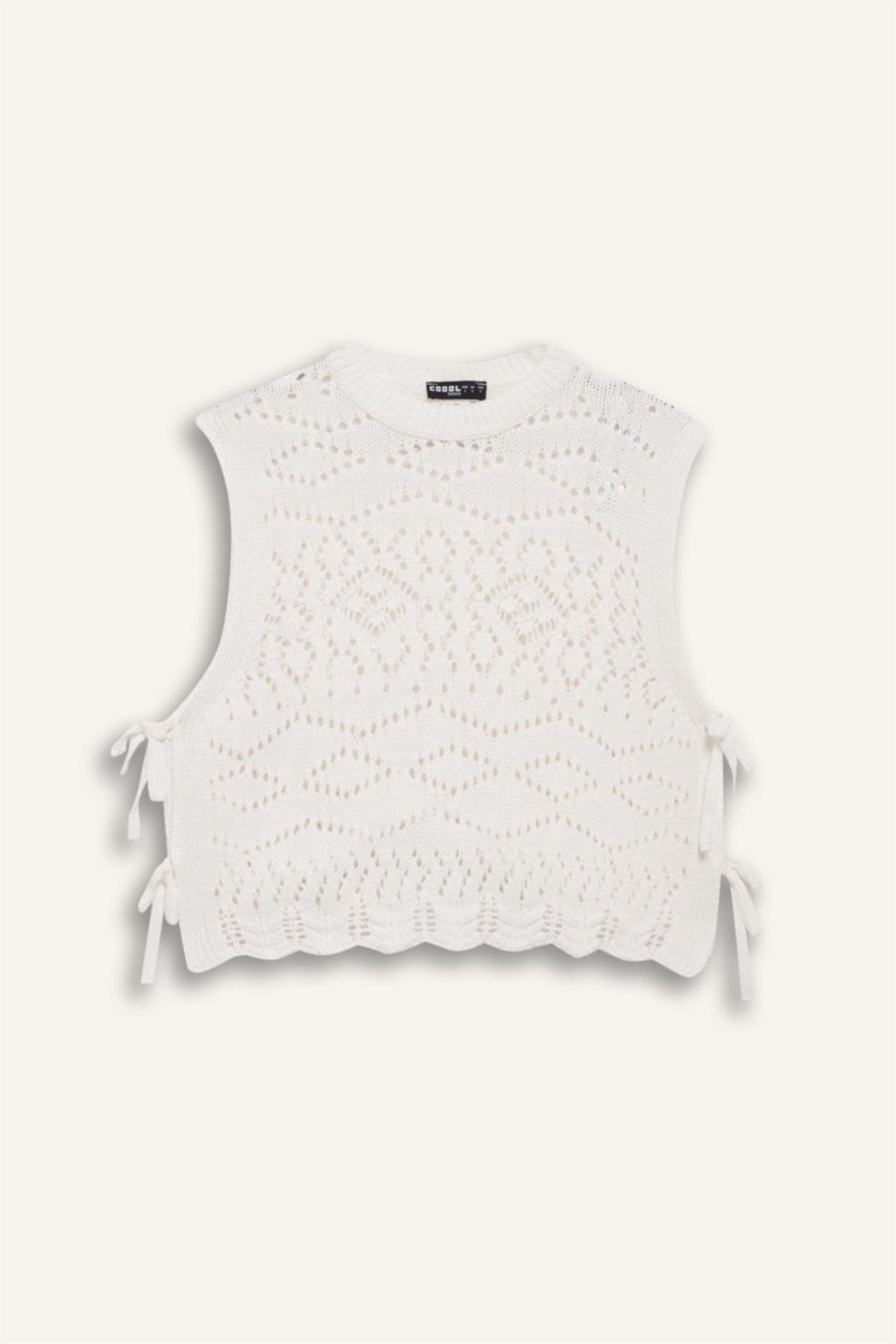 Woman White Slim Fit Crew Neck Side Tied Crochet Vest