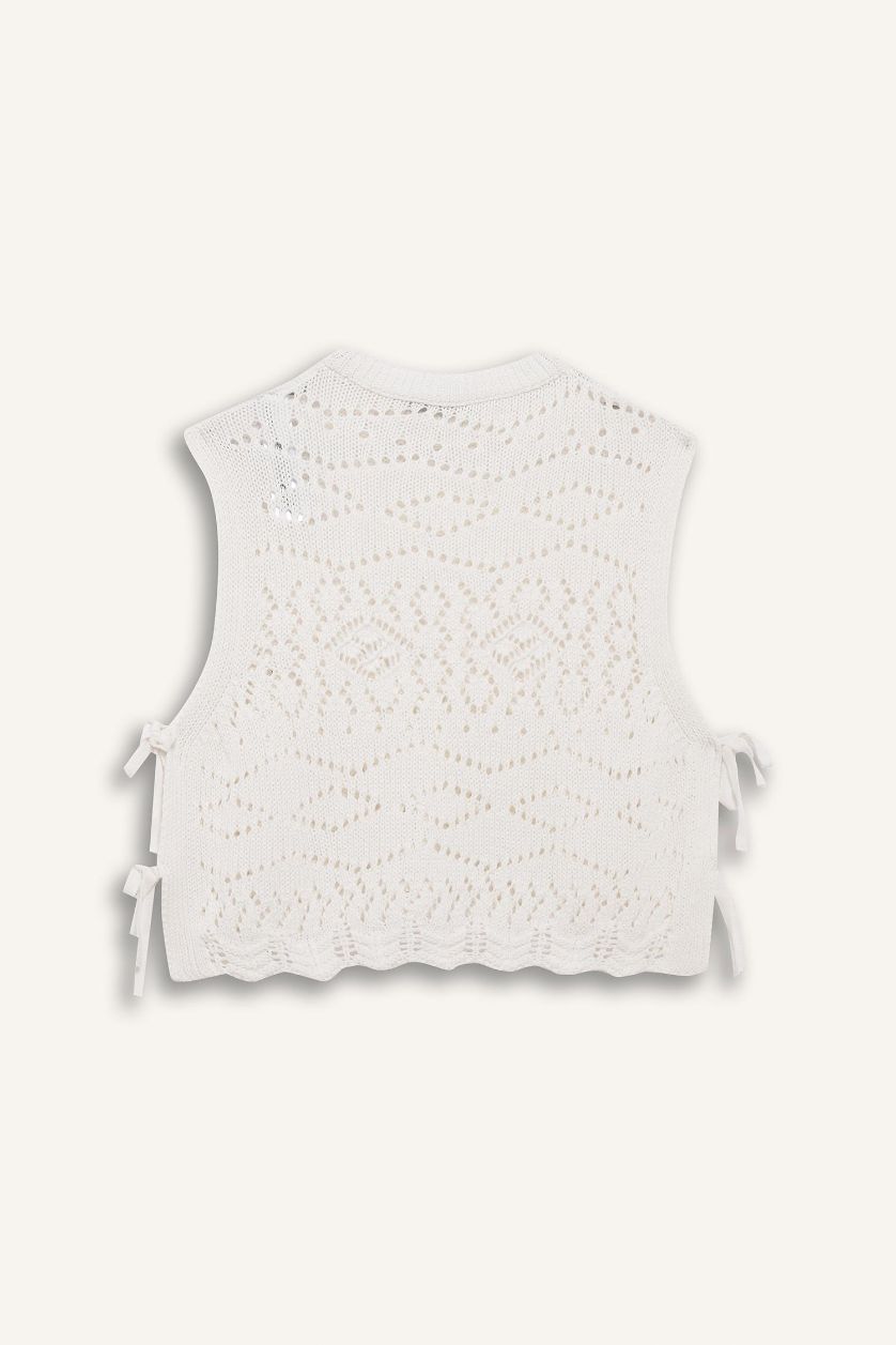 Woman White Slim Fit Crew Neck Side Tied Crochet Vest