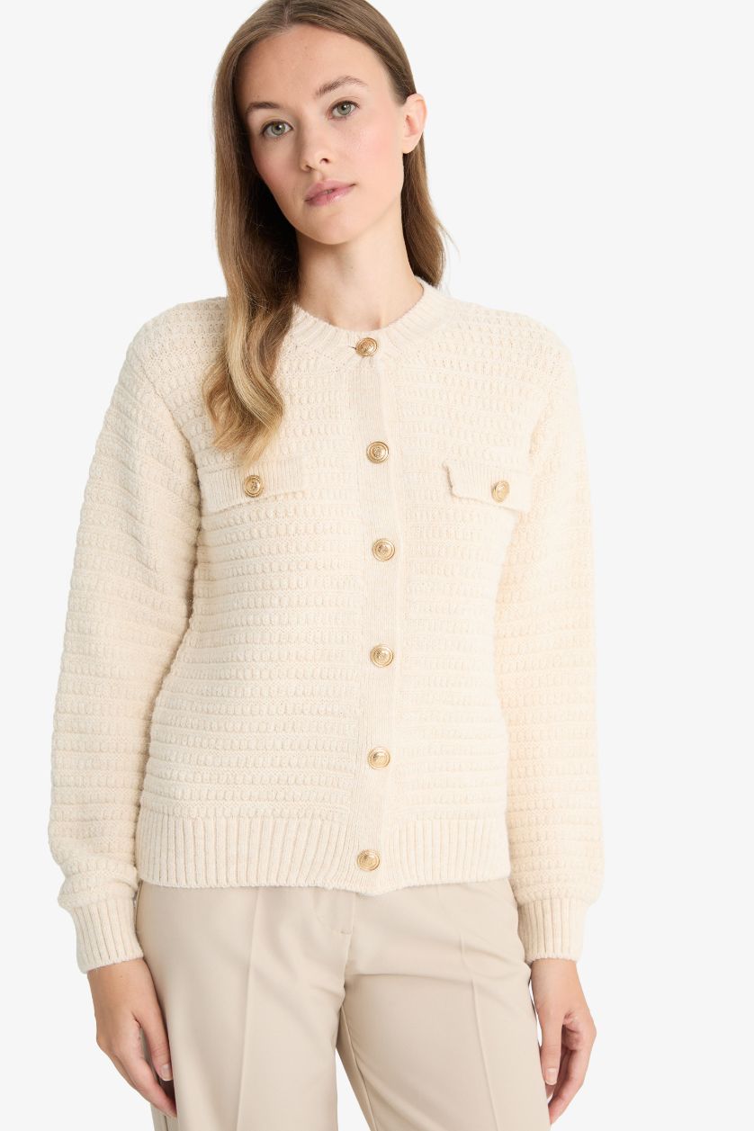 نساء بيج فاتح سترة تريكو قصة عادية بياقة مستديرة بجيب مزين