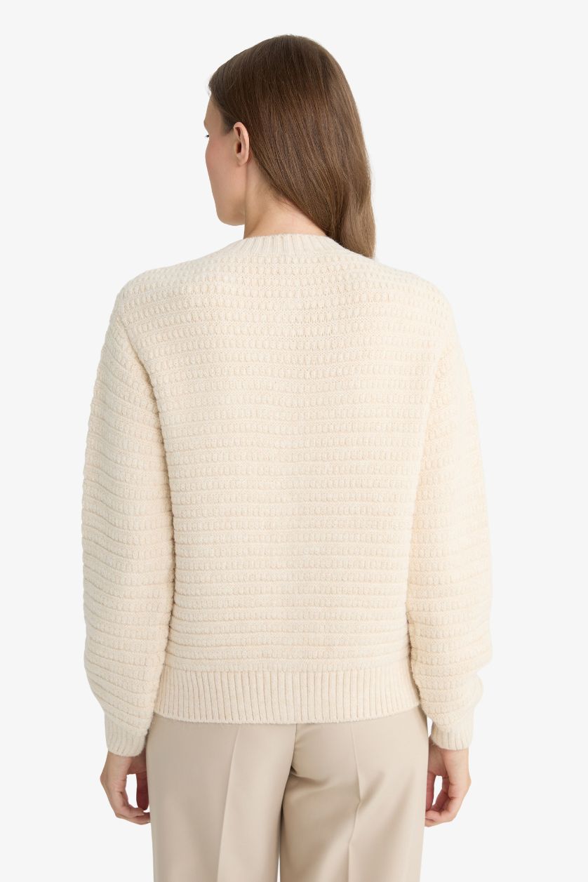 نساء بيج فاتح سترة تريكو قصة عادية بياقة مستديرة بجيب مزين