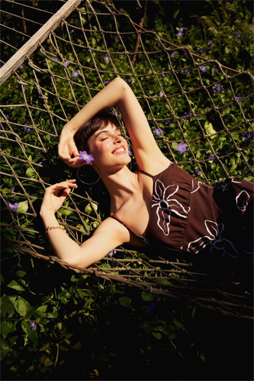 Kadın Kahve Desenli Keten Karışımlı Çiçekli Askılı Midi Elbise