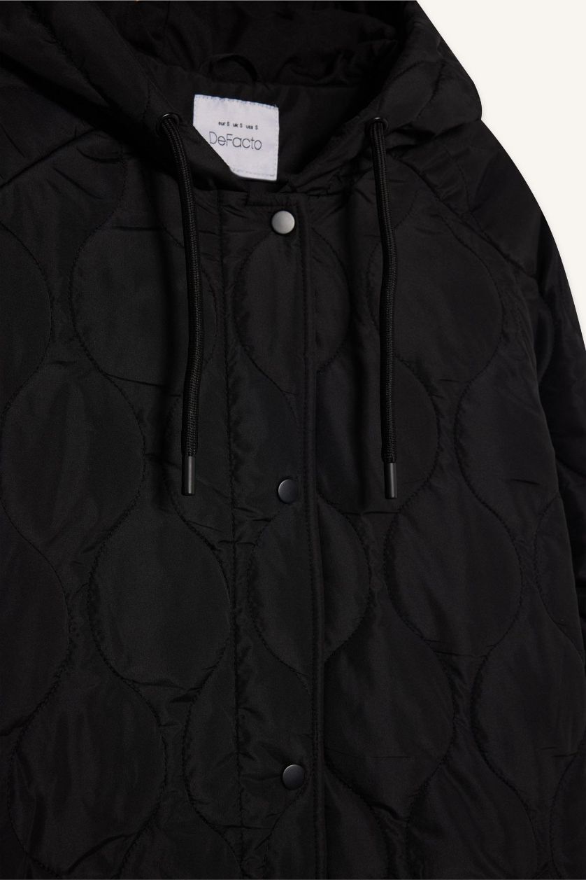 Kadın Siyah Regular Fit Kapüşonlu Çıtçıtlı Cepli Kapitoneli Parka