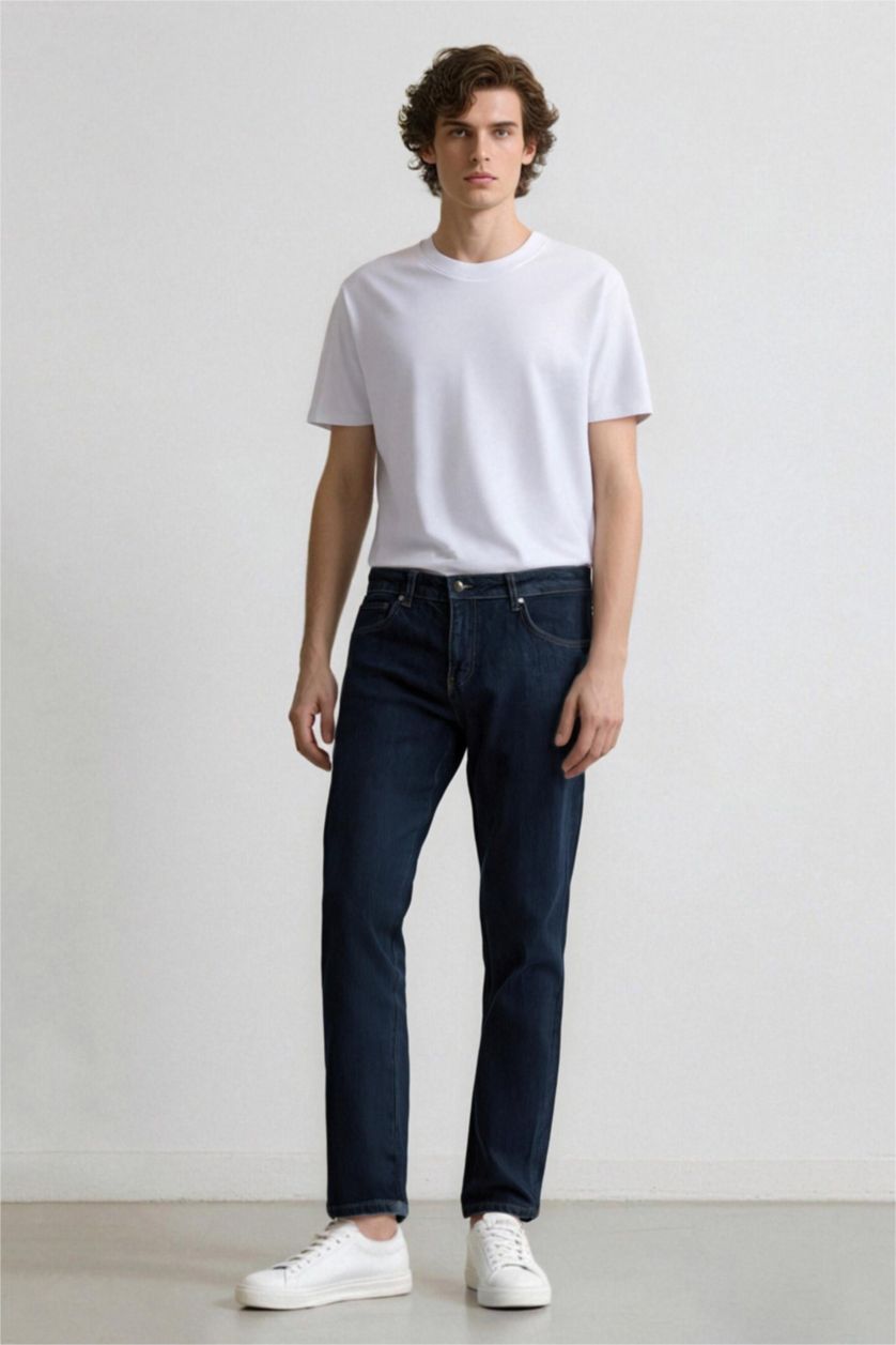 رجال أزرق غامق بنطرون جينز قصة مستقيمة ورجل عادي