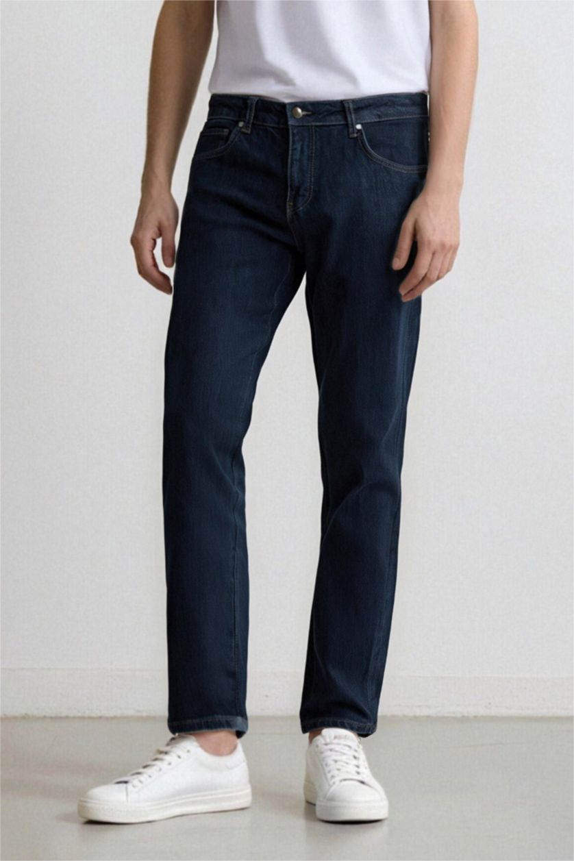 رجال أزرق غامق بنطرون جينز قصة مستقيمة ورجل عادي