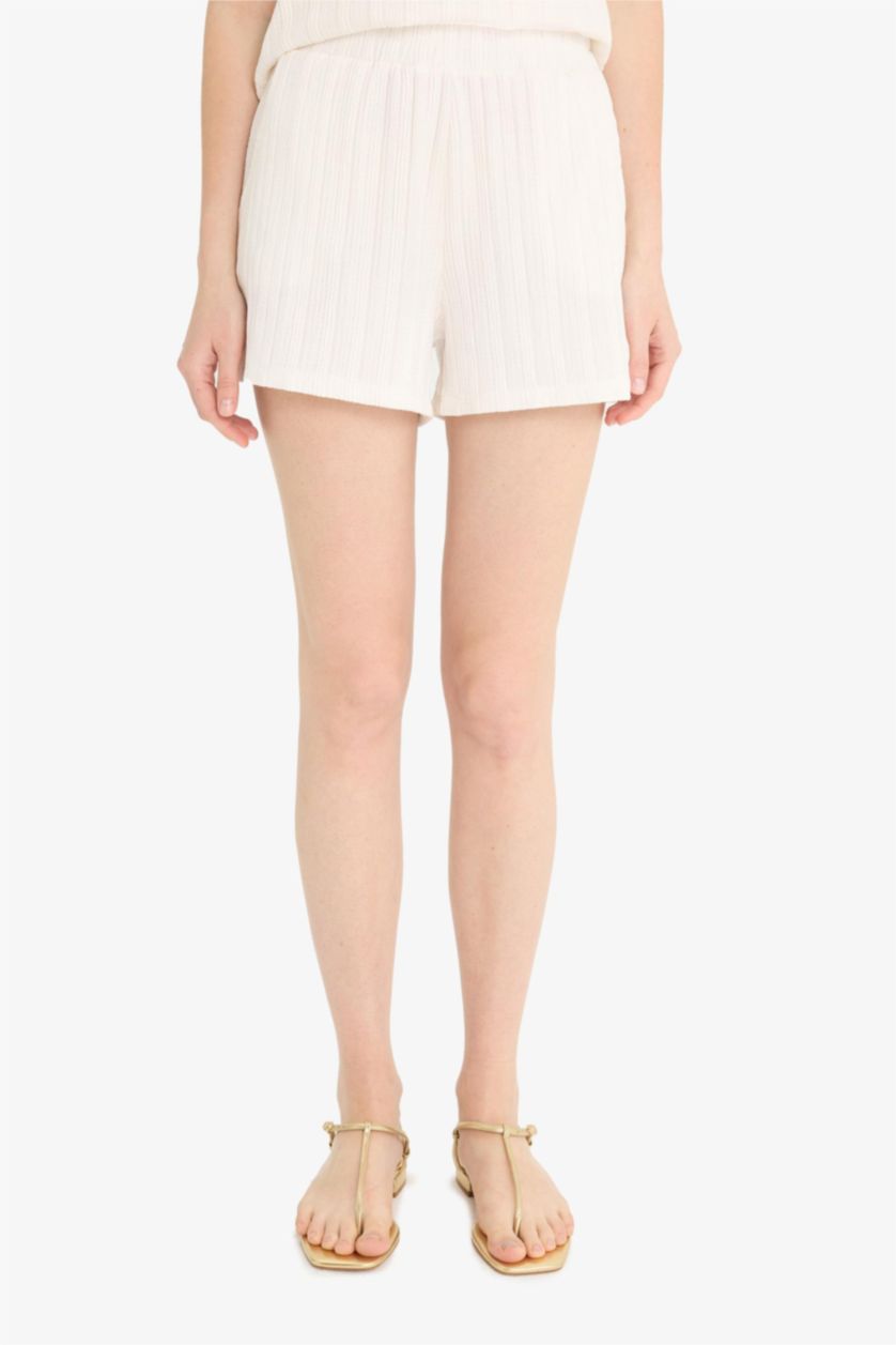 حريمي بيج فاتح شورت منسوج قصة عادية