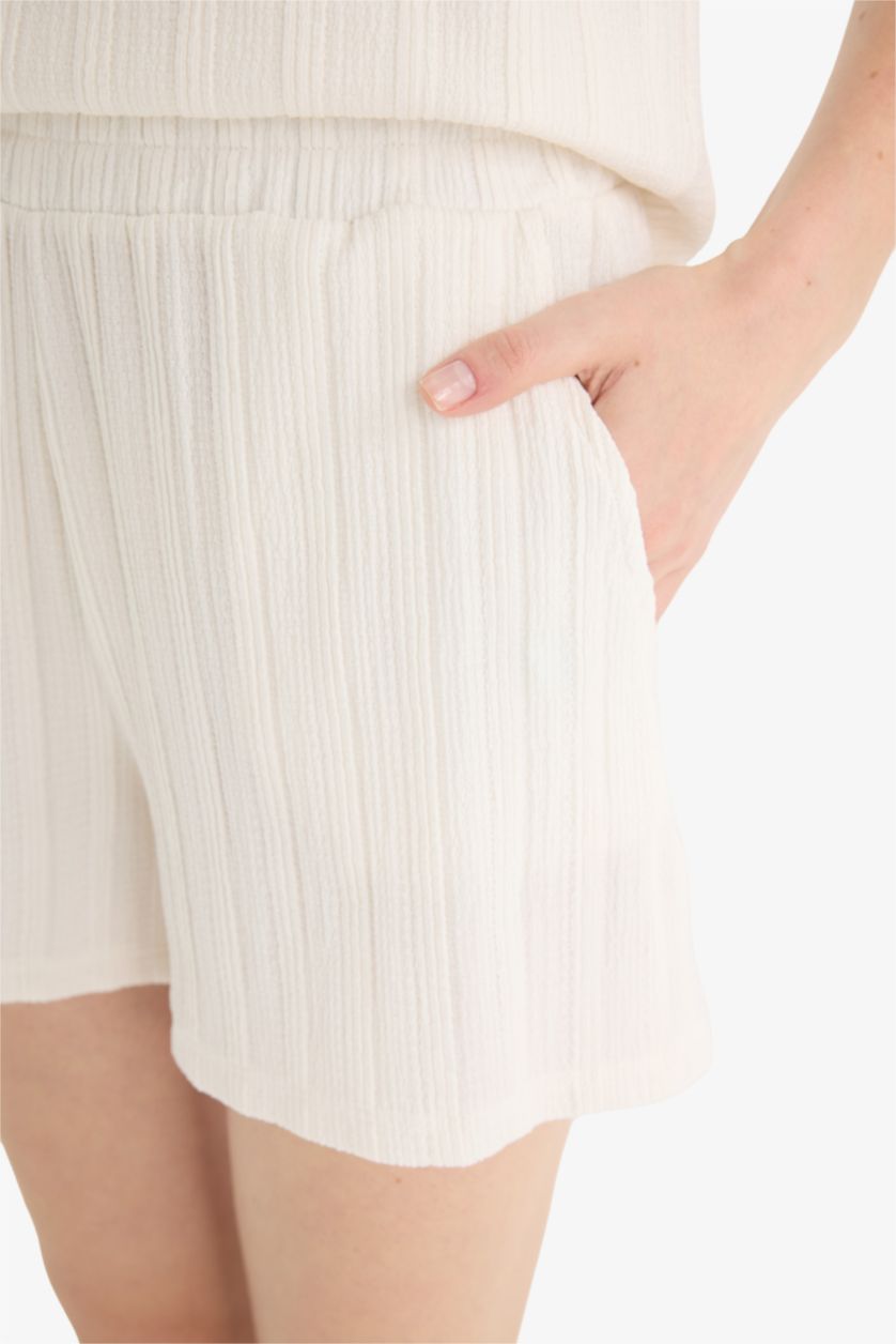 حريمي بيج فاتح شورت منسوج قصة عادية