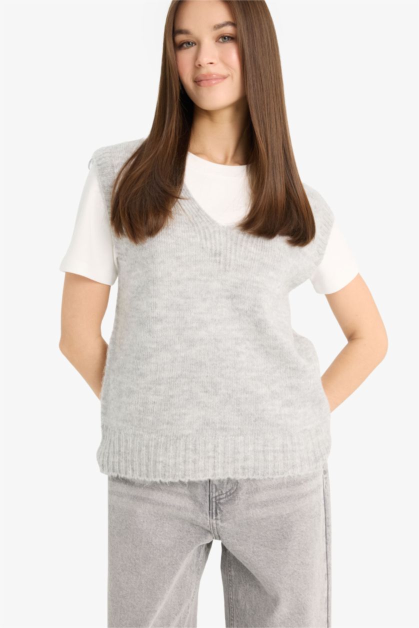 Woman Grey Regular Fit V Neck Basic Knit Vest