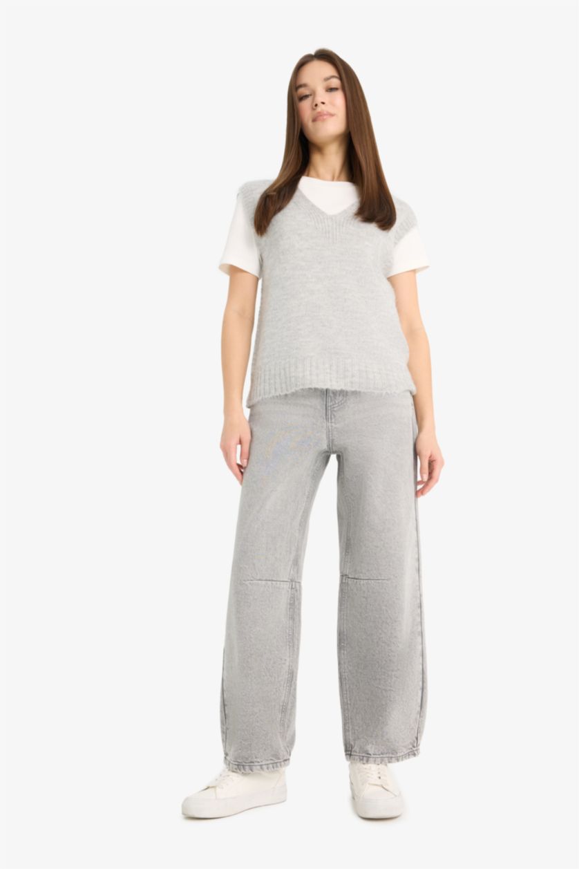 Woman Grey Regular Fit V Neck Basic Knit Vest