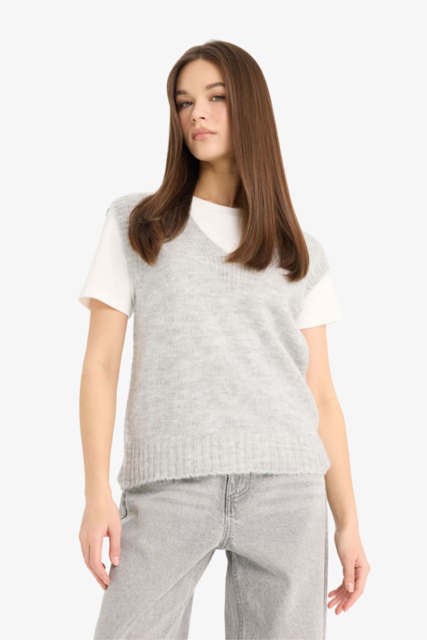 Woman Grey Regular Fit V Neck Basic Knit Vest