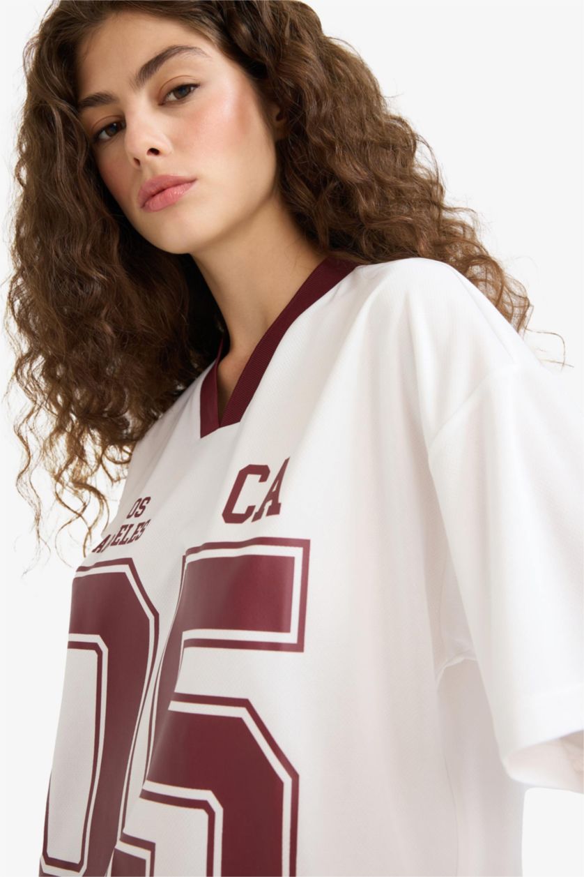 Kadın Kırık Beyaz Oversize Geniş Kalıp V Yaka Baskılı Forma Kumaşı Kısa Kollu Tişört