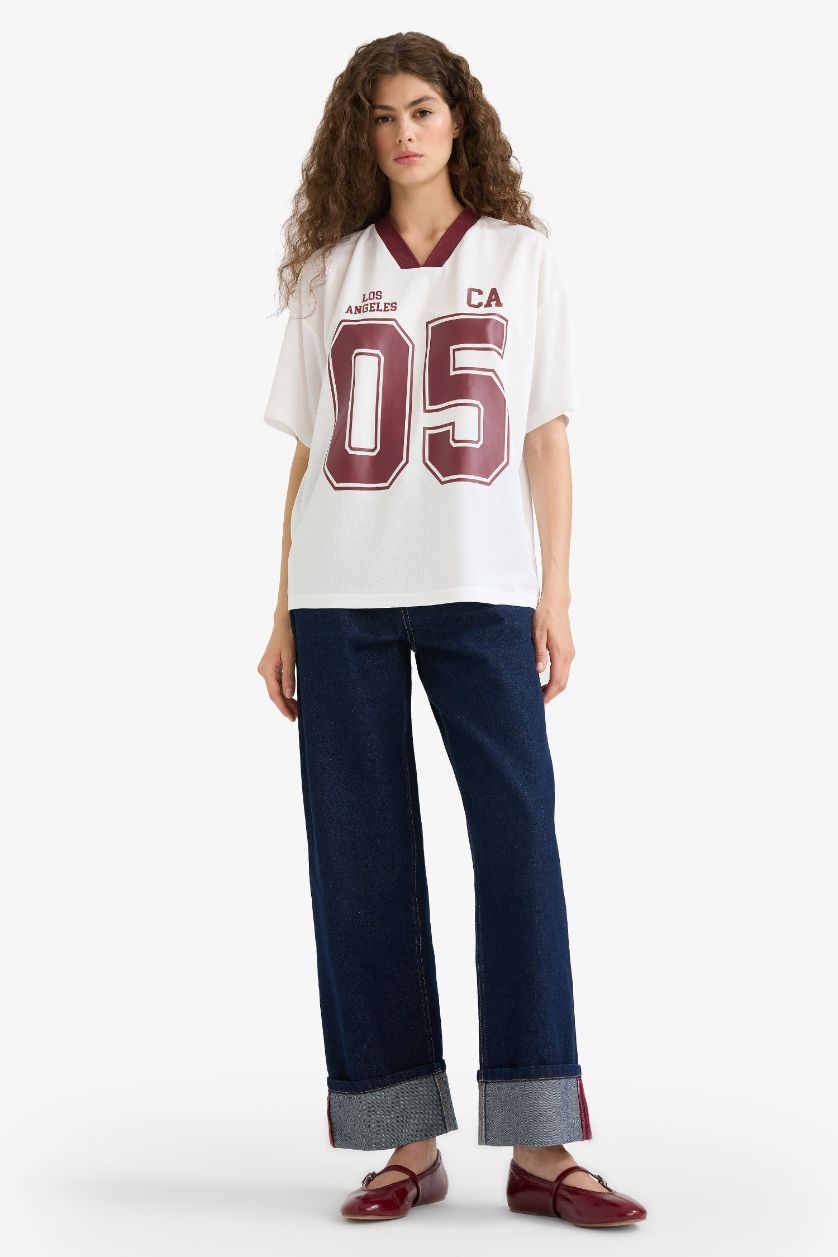 Kadın Kırık Beyaz Oversize Geniş Kalıp V Yaka Baskılı Forma Kumaşı Kısa Kollu Tişört