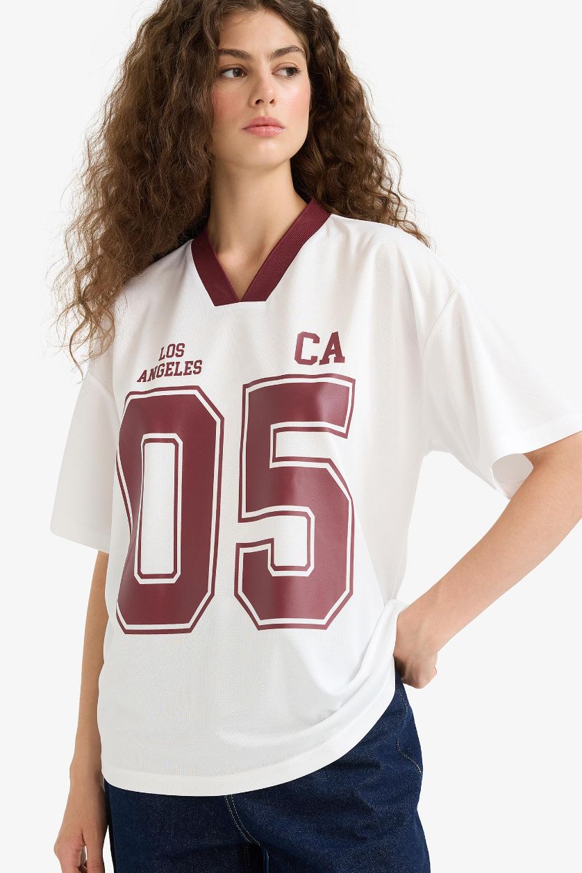 Kadın Kırık Beyaz Oversize Geniş Kalıp V Yaka Baskılı Forma Kumaşı Kısa Kollu Tişört