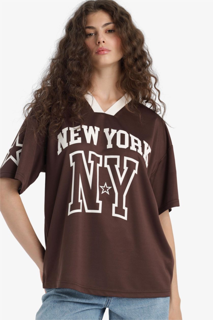 Kadın Kahve Oversize Geniş Kalıp V Yaka Baskılı Forma Kumaşı Kısa Kollu Tişört
