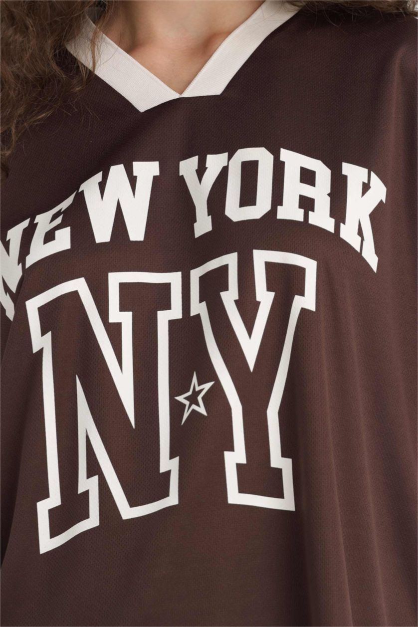 Kadın Kahve Oversize Geniş Kalıp V Yaka Baskılı Forma Kumaşı Kısa Kollu Tişört