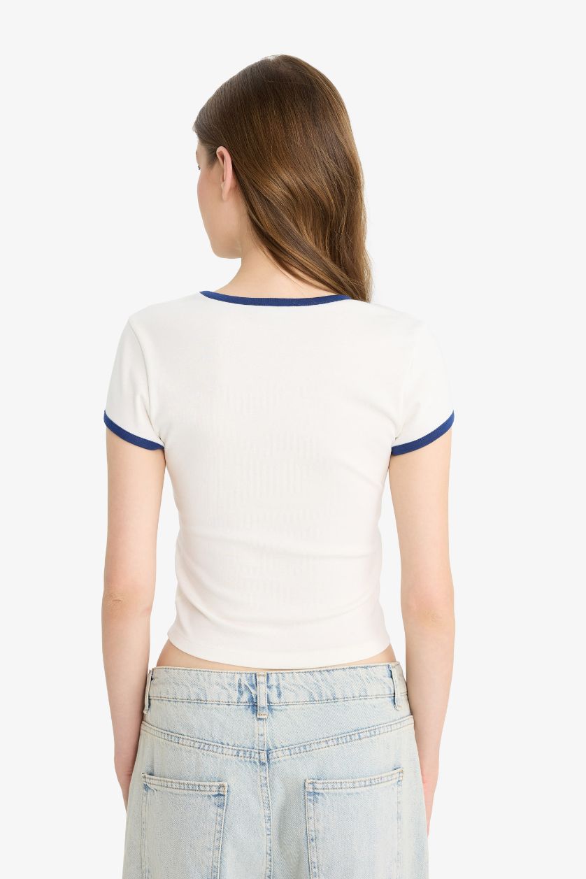 نساء اوف وايت تيشيرت نص ردن بياخة مستديرة وطبعة صورة