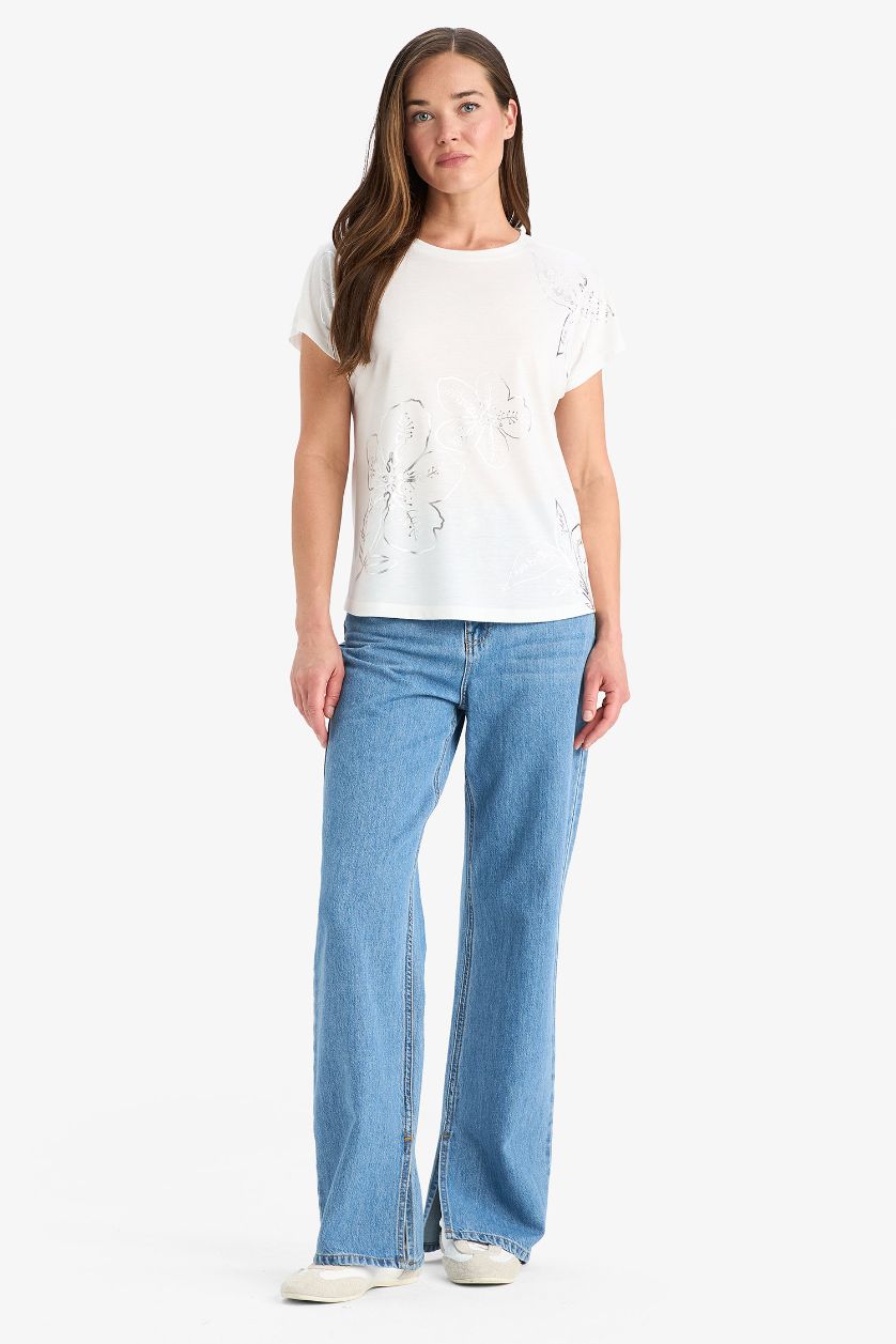 حريمي بيج فاتح تيشيرت نص كم مطبوع قصة عادية برقبة مستديرة