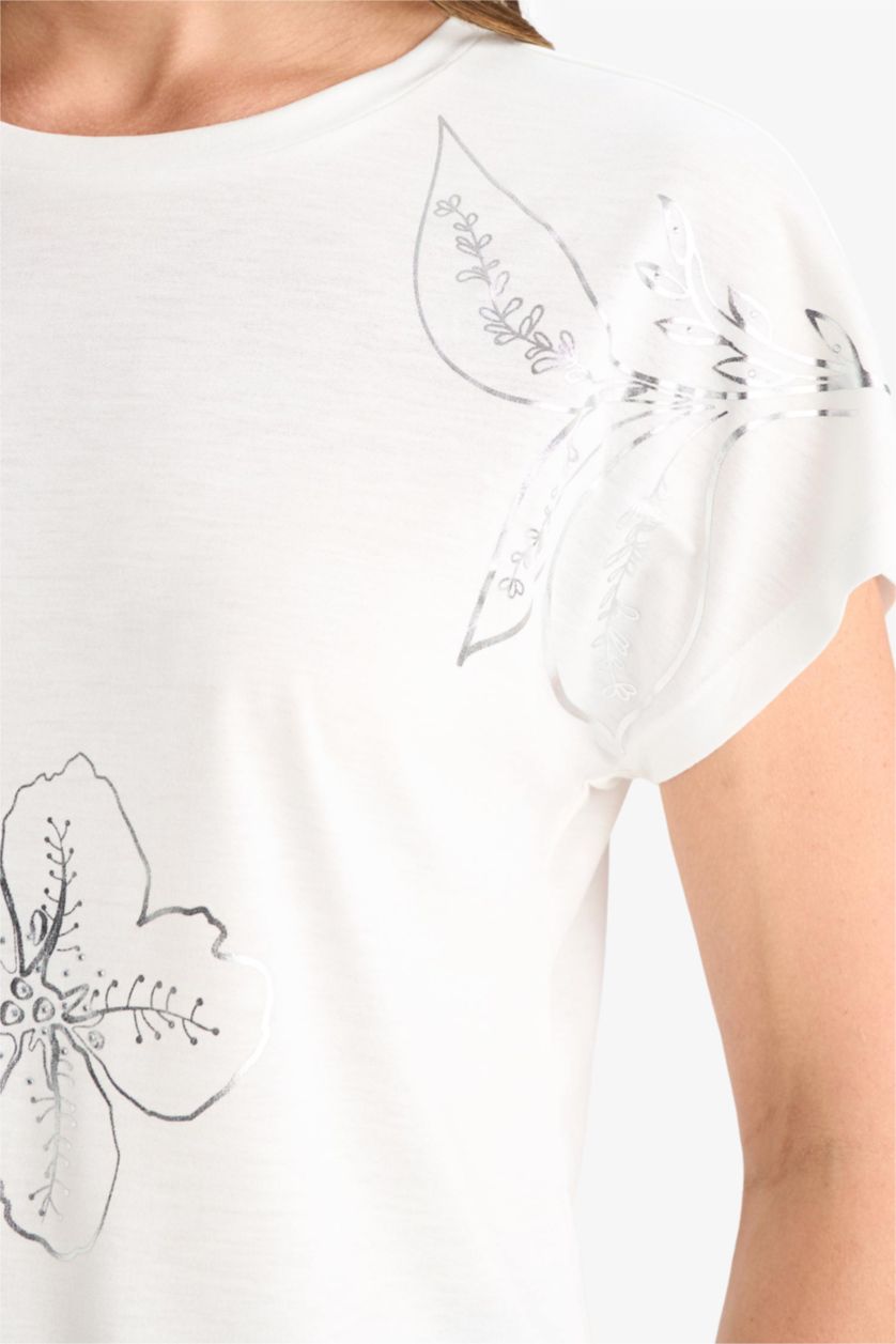 حريمي بيج فاتح تيشيرت نص كم مطبوع قصة عادية برقبة مستديرة