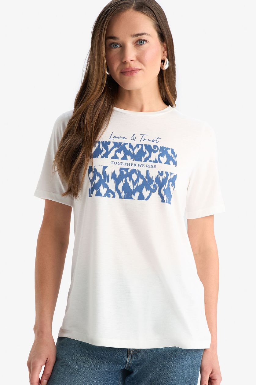 نساء بيج فاتح تيشيرت مطبوع قصة عادية برقبة مستديرة