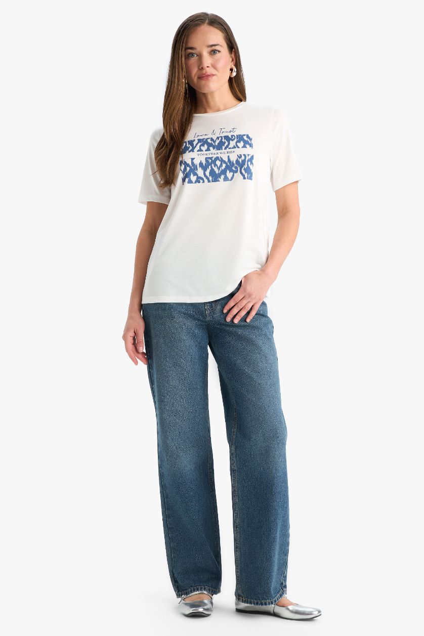 نساء بيج فاتح تيشيرت مطبوع قصة عادية برقبة مستديرة