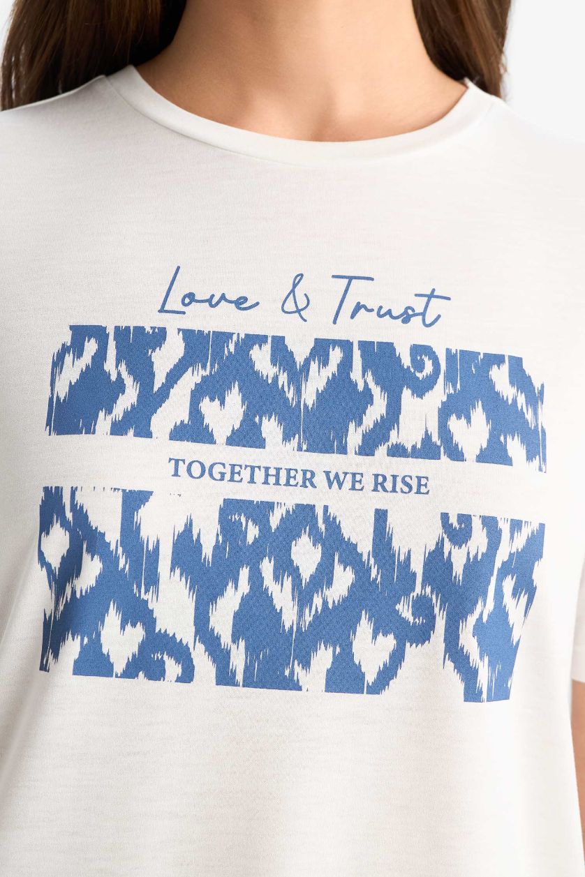 نساء بيج فاتح تيشيرت مطبوع قصة عادية برقبة مستديرة