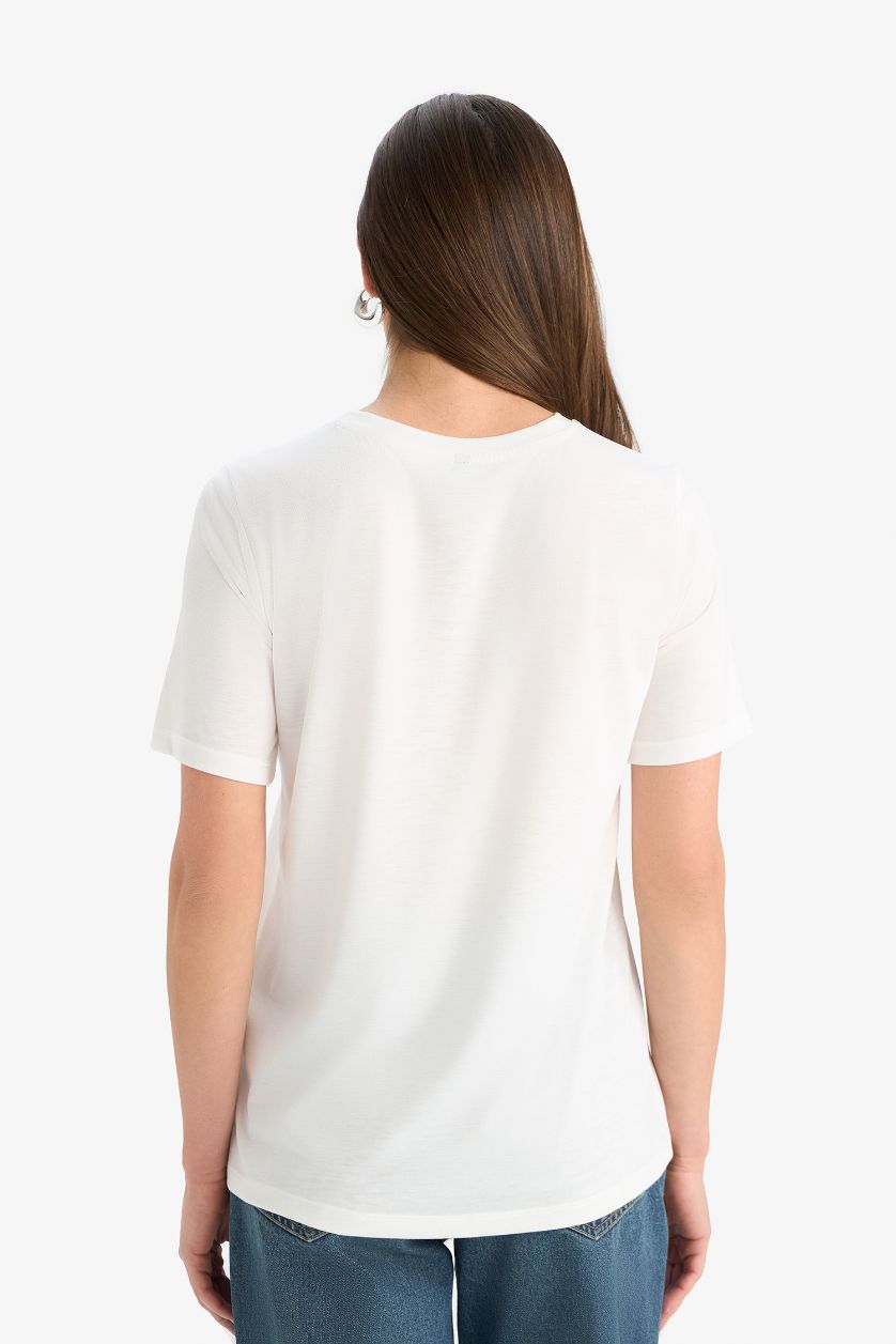 نساء بيج فاتح تيشيرت مطبوع قصة عادية برقبة مستديرة