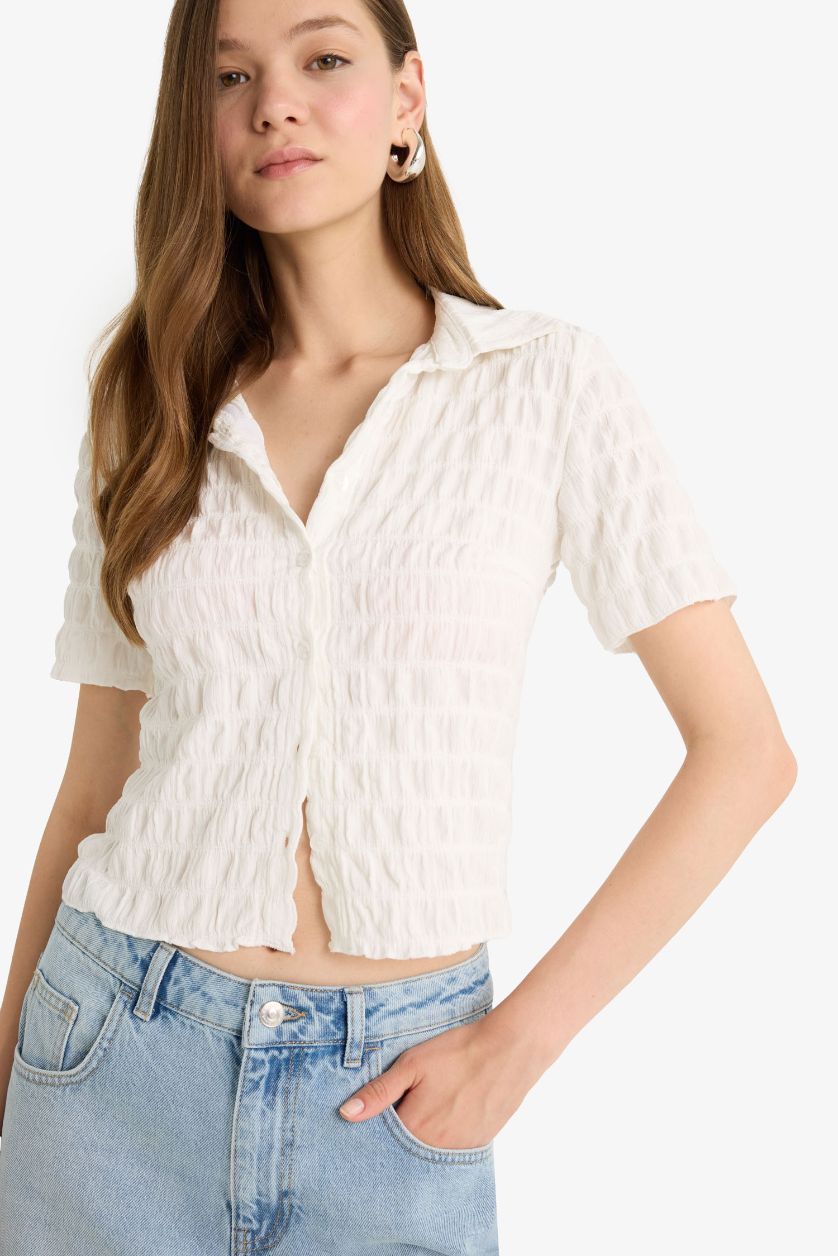 Kadın Kırık Beyaz Fitted Dokulu Kısa Kollu Gömlek