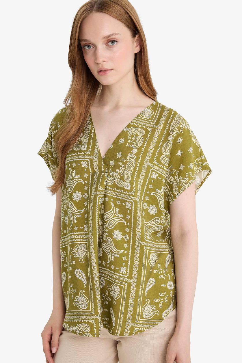 Kadın Açık Sarı V Yaka Desenli Kısa Kollu Bluz