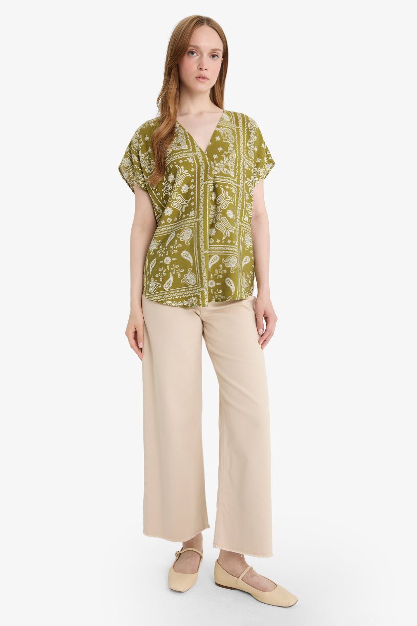 Kadın Açık Sarı V Yaka Desenli Kısa Kollu Bluz