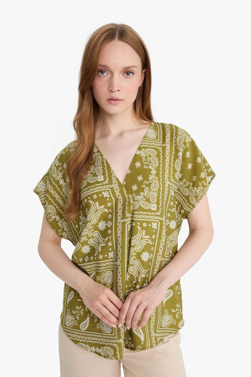 Kadın Açık Sarı V Yaka Desenli Kısa Kollu Bluz