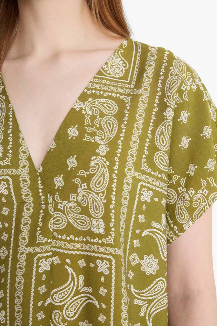 Kadın Açık Sarı V Yaka Desenli Kısa Kollu Bluz