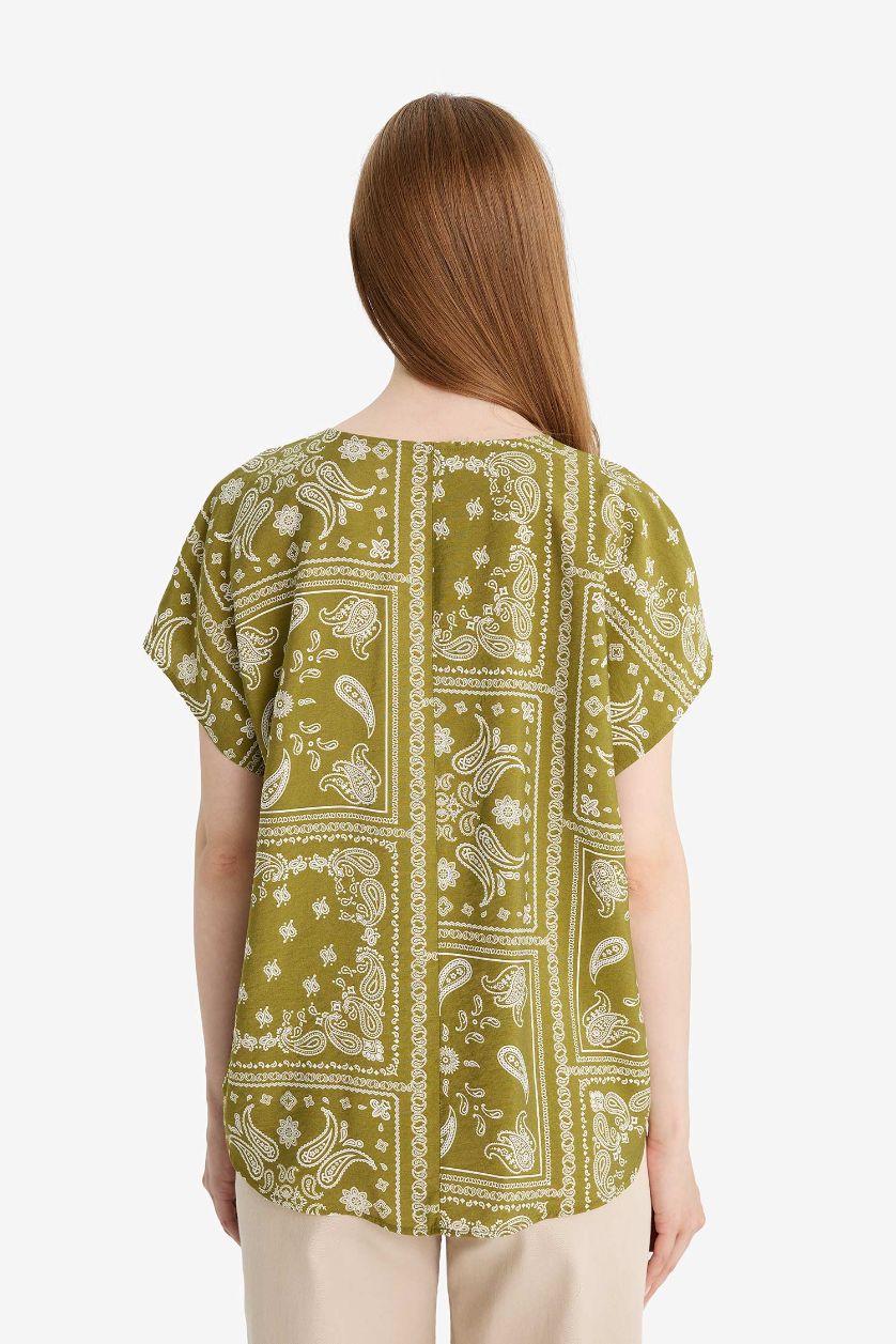 Kadın Açık Sarı V Yaka Desenli Kısa Kollu Bluz