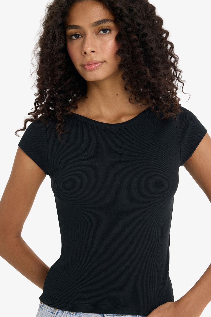 Kadın Siyah Slim Fit Dar Kesim Kayık Yaka Fitilli Kaşkorse Siyah Kısa Kollu Tişört