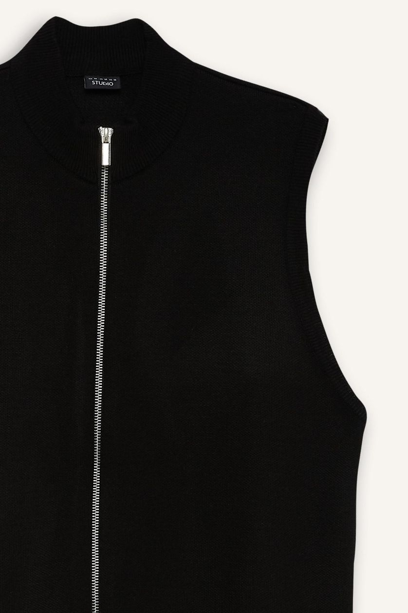 Erkek Siyah Standart Fit Dik Yaka Fermuarlı Triko Yelek