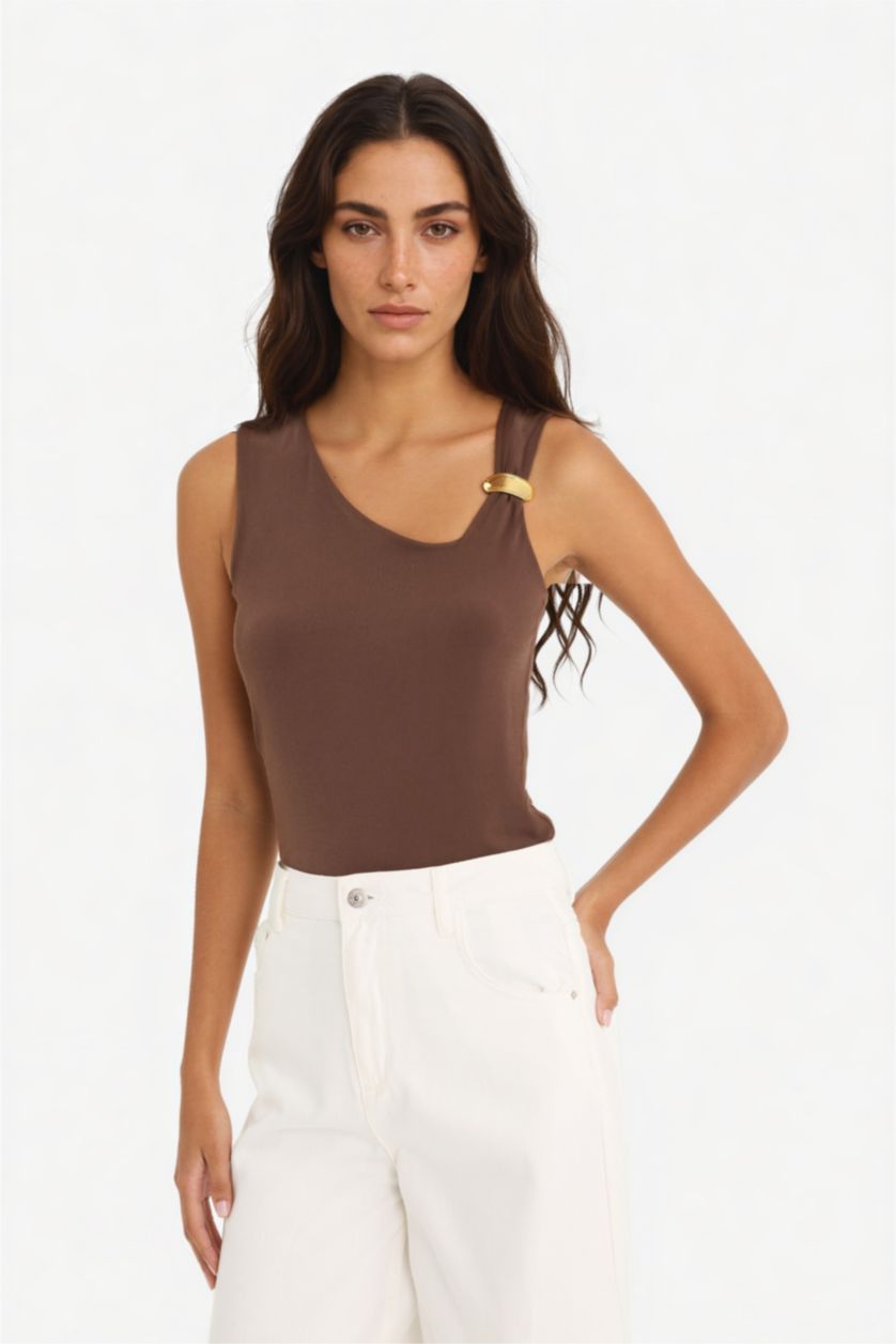 Kadın Kahve Slim Fit Dar Kesim Aksesuar Detaylı Tek Omuzlu Bluz