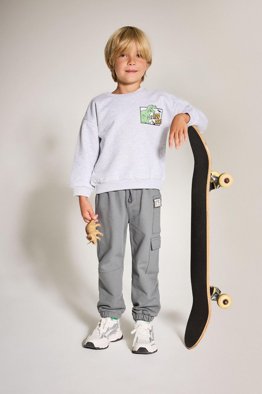 طفل صغير رمادي بنطرون بيبي ولادي خفيف قصة عادية