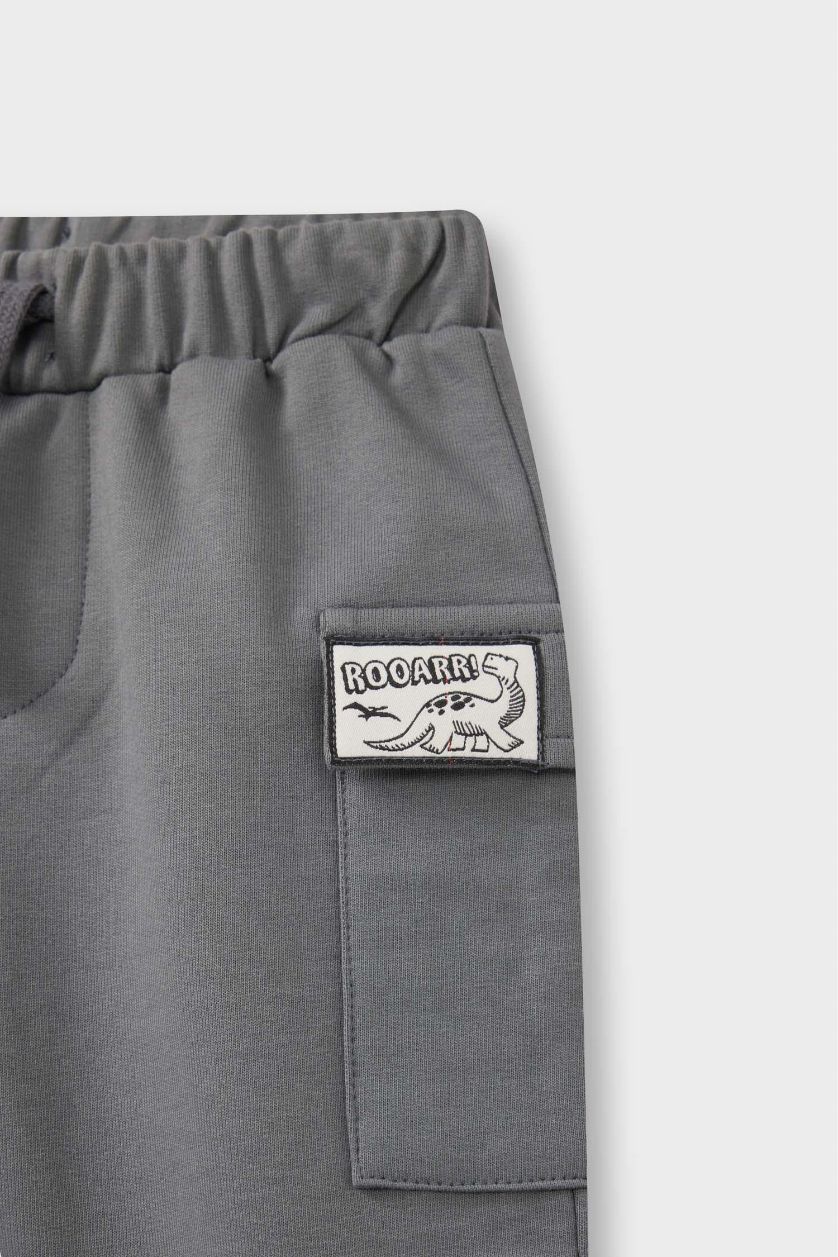 طفل صغير رمادي بنطرون بيبي ولادي خفيف قصة عادية