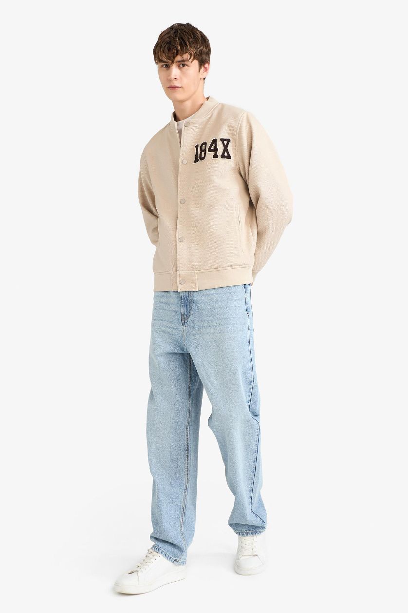 Erkek Bej Regular Fit  Bomber Kolej Yaka Nakış Detaylı İç Cepli Çıtçıtlı Mont