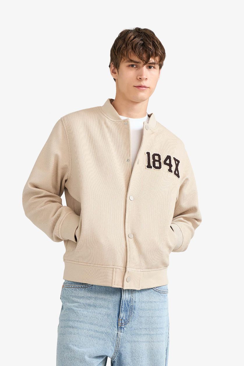 Erkek Bej Regular Fit  Bomber Kolej Yaka Nakış Detaylı İç Cepli Çıtçıtlı Mont