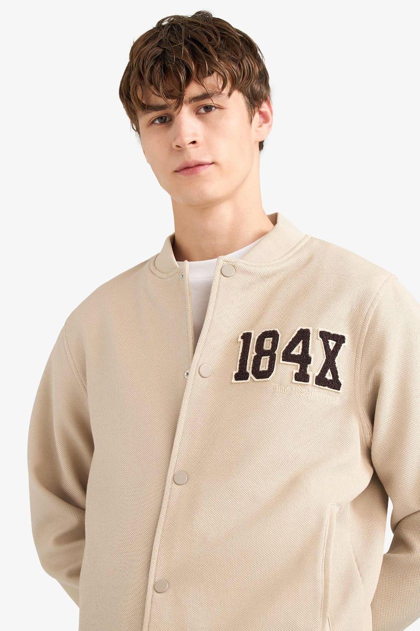 Erkek Bej Regular Fit  Bomber Kolej Yaka Nakış Detaylı İç Cepli Çıtçıtlı Mont