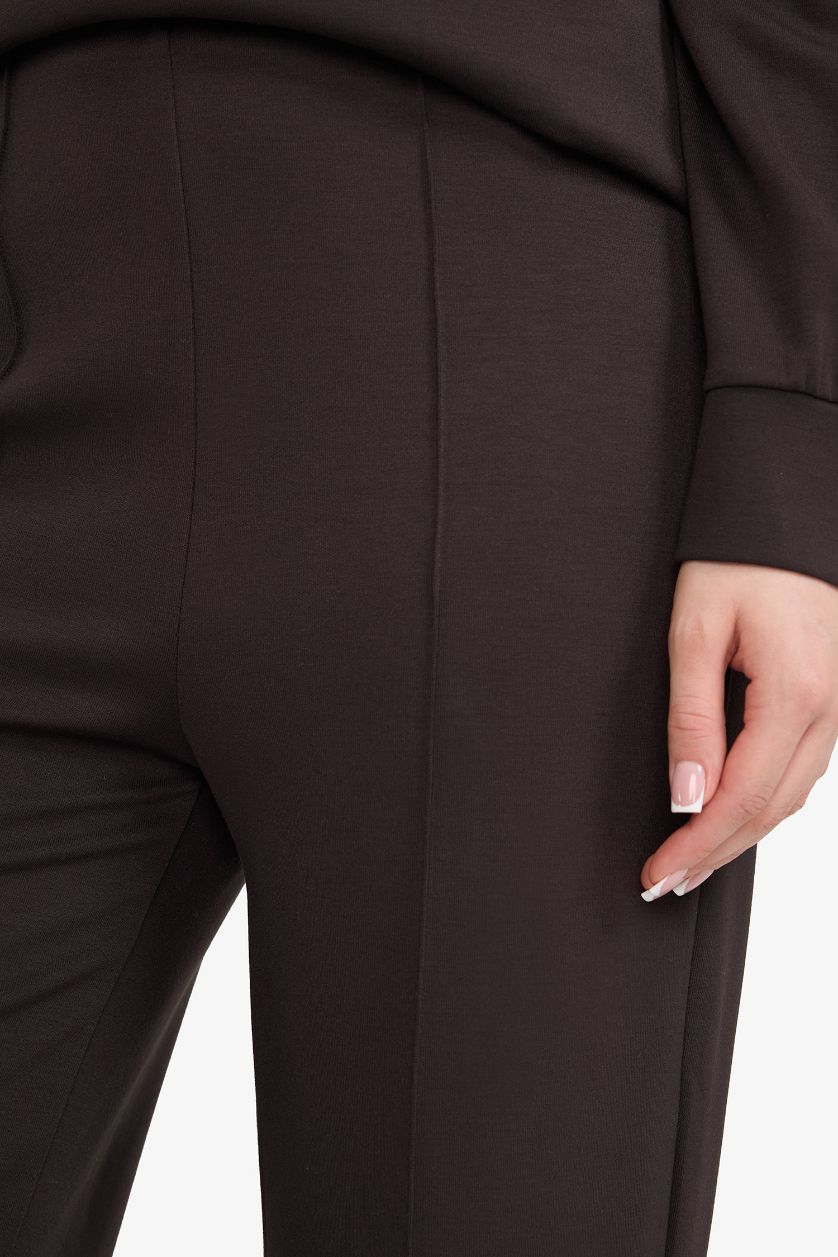 نساء بني بنطرون قصة عادية