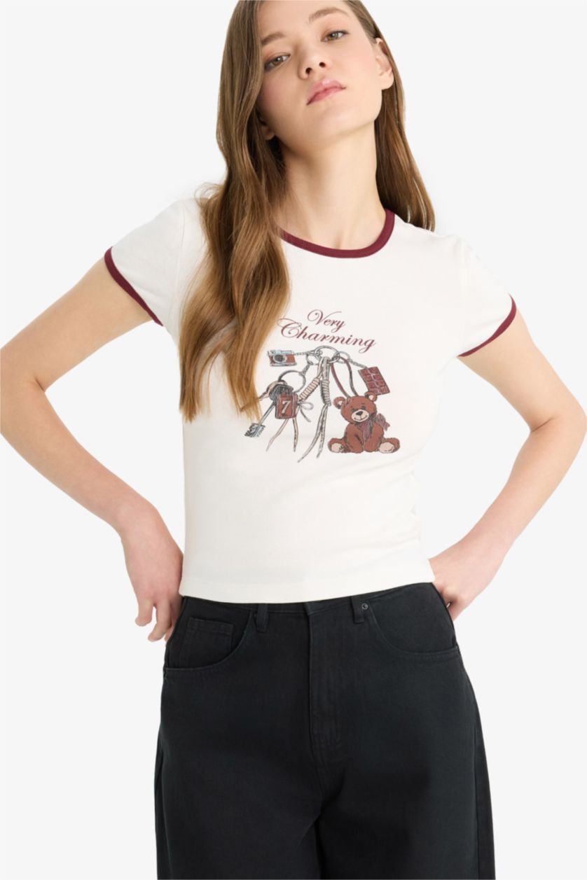 Kadın Kırık Beyaz Fitted Bisiklet Yaka Baskılı Ribana Kısa Kollu Tişört